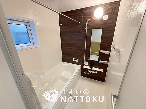 【現地写真（浴室）】収納たっぷりのシステムキッチン、浄水器付水栓を標準装備しています。