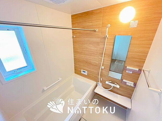 【現地写真（浴室）】浴室暖房乾燥機付き。１坪タイプで広々です。