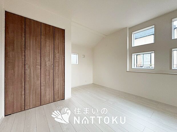 【現地写真（洋室）】木目の美しさを際立たせるシンプルデザインの建具を使用しています。