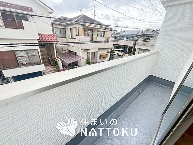 【バルコニー】奥行きが広く、洗濯物をゆったりと干せる十分な広さで、家族の洗濯も捗ります。