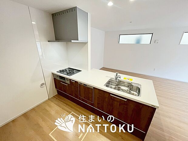 【現地写真(キッチン)】収納たっぷりのシステムキッチン、浄水器付水栓を標準装備しています。