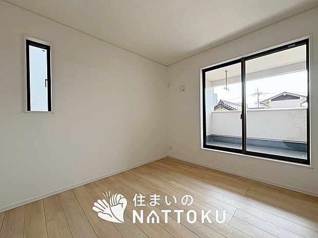 【現地写真(寝室)】木目の美しさを際立たせるシンプルデザインの建具を使用しています。