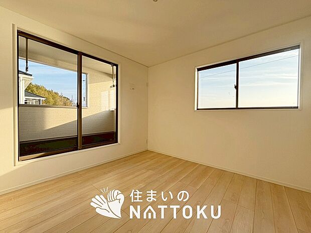 【現地写真(寝室)】木目の美しさを際立たせるシンプルデザインの建具を使用しています。