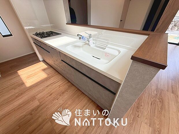 【現地写真(キッチン)】収納たっぷりのシステムキッチン、浄水器付水栓を標準装備しています。