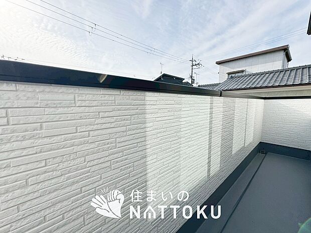 【バルコニー】奥行きが広く、洗濯物をゆったりと干せる十分な広さで、家族の洗濯も捗ります。