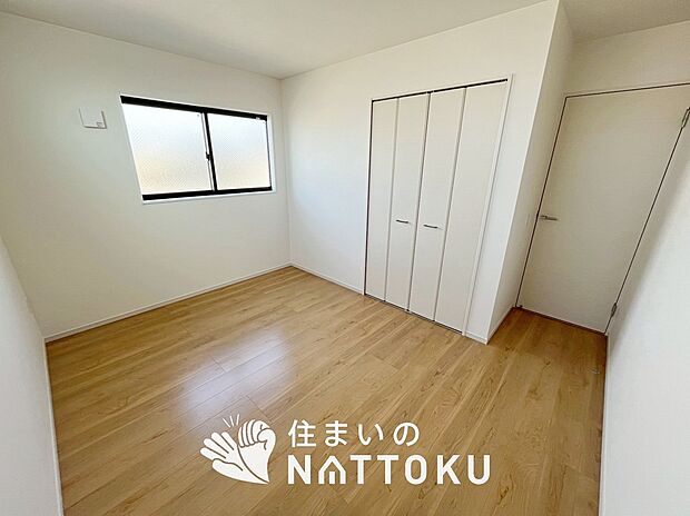 【現地写真(洋室)】木目の美しさを際立たせるシンプルデザインの建具を使用しています。