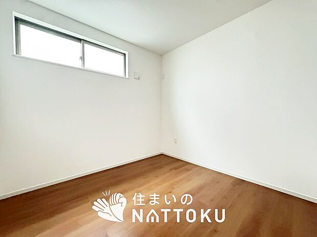 【現地写真(洋室)】木目の美しさを際立たせるシンプルデザインの建具を使用しています。