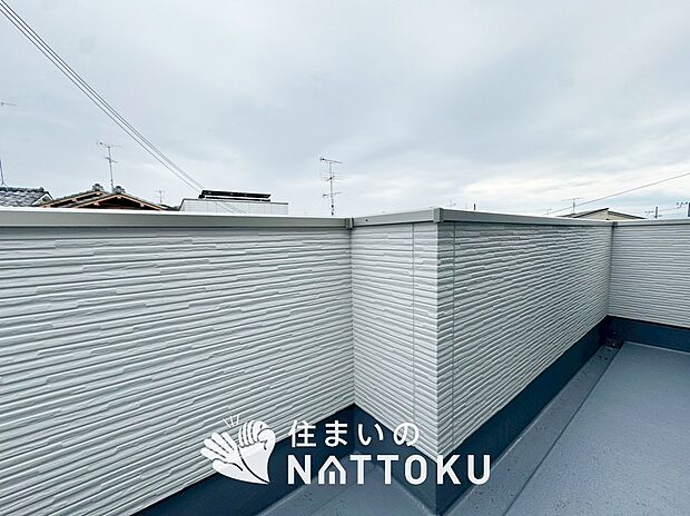 【バルコニー】奥行きが広く、洗濯物をゆったりと干せる十分な広さで、家族の洗濯も捗ります。