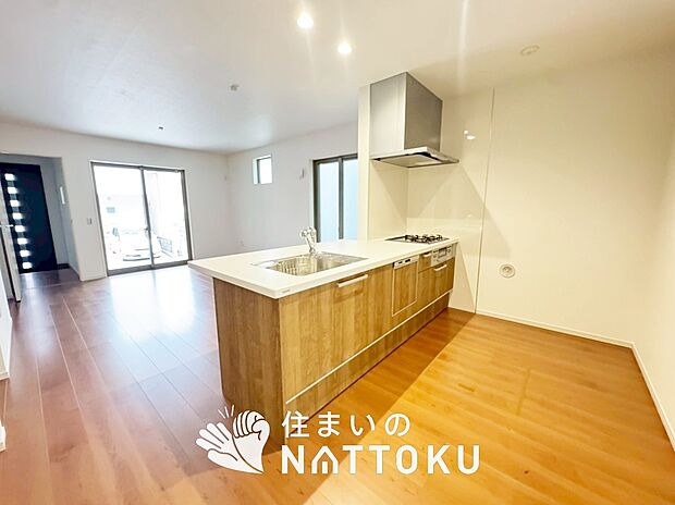 【現地写真(キッチン)】収納たっぷりのシステムキッチン、浄水器付水栓を標準装備しています。