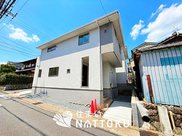 【現地写真（外観）【１号地】】雨で汚れを落とし、耐久性・耐候性に優れた外壁を使用しています。