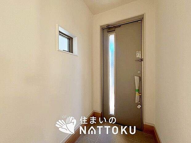 【現地写真(玄関)】玄関には、大型のシューズ収納を設置しています。