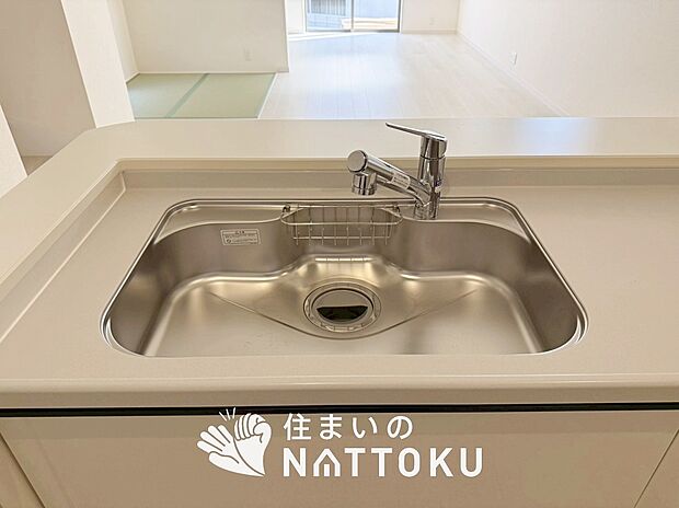 【浄水器内臓ハンドシャワー付シンク】傷や汚れが付きにくい静音仕様の全面エンボス加工シンク。
また、蛇口の先端に浄水器を内蔵。浄水シャワーが使える毎分4リットルのたっぷり浄水。