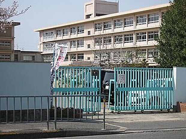 寝屋川市立南小学校(約870m)