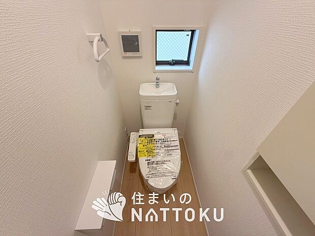 【トイレ】汚れてもサッとひと拭きでお手入れ簡単、エコ仕様の温水洗浄便座付きのトイレです。
バリアフリーにも配慮しています。
