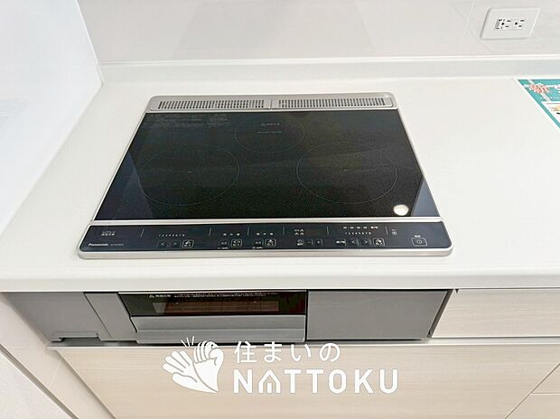 【ビルトインコンロ】フラットな構造で清掃性が高く、過熱防止センサー付３口タイプで日頃の家事も快適です。