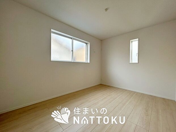 【現地写真（洋室）】木目の美しさを際立たせるシンプルデザインの建具を使用しています。