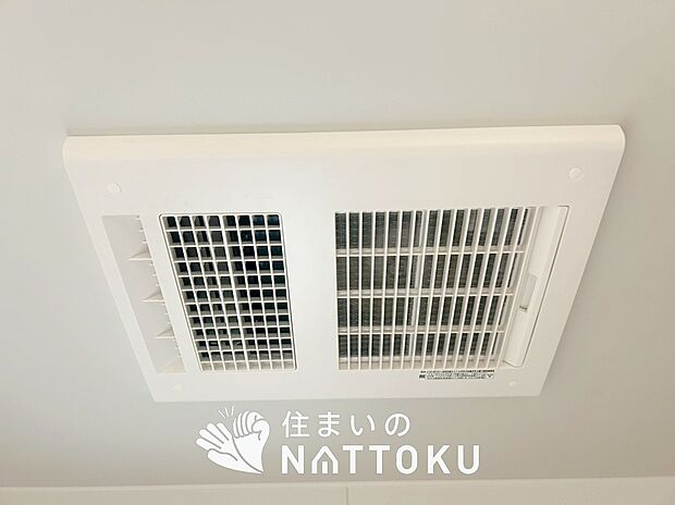【浴室暖房換気乾燥機】サイドブロー機能で、乾燥効率アップです。
サイドに吹き出しを搭載することにより浴室内を端まで循環する気流ができ、さらに省エネ性能がアップします。
