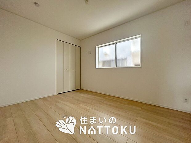 【現地写真(寝室)】木目の美しさを際立たせるシンプルデザインの建具を使用しています。