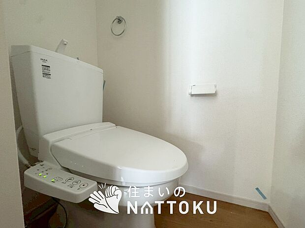 【トイレ 】汚れてもサッとひと拭きでお手入れ簡単、エコ仕様の温水洗浄便座付きのトイレです。
バリアフリーにも配慮しています。