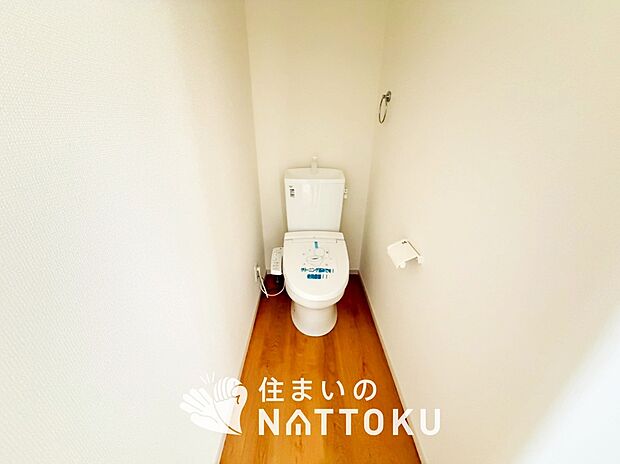 【トイレ】汚れてもサッとひと拭きでお手入れ簡単、エコ仕様の温水洗浄便座付きのトイレです。
バリアフリーにも配慮しています。
