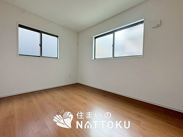 【現地写真（洋室）】木目の美しさを際立たせるシンプルデザインの建具を使用しています。