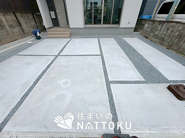 【現地写真（駐車場）】駐車スペースが広く、運転が苦手な方も安心です。