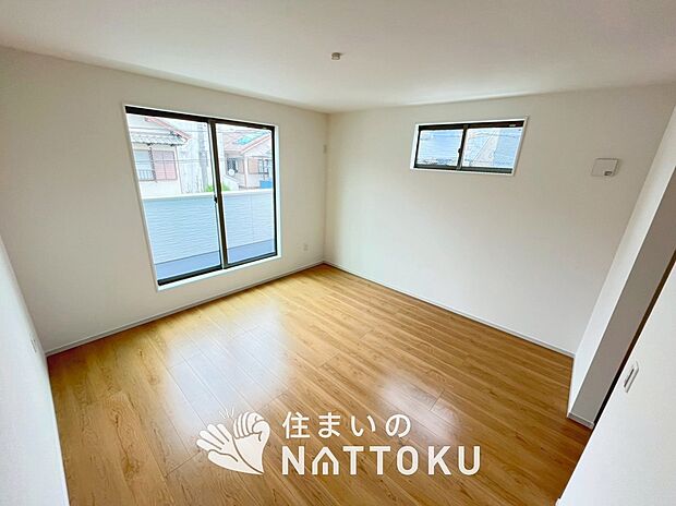 【現地写真（寝室）】木目の美しさを際立たせるシンプルデザインの建具を使用しています。