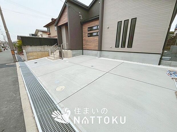 【現地写真（駐車場）】駐車スペースが広く、運転が苦手な方も安心です。