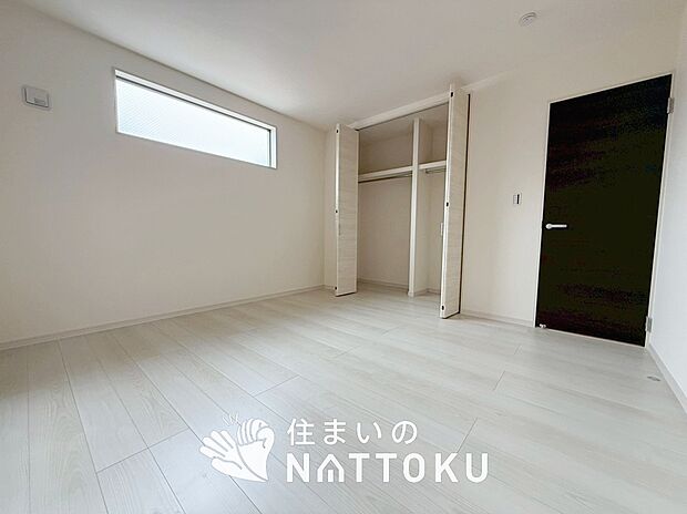 【現地写真（寝室）】木目の美しさを際立たせるシンプルデザインの建具を使用しています。