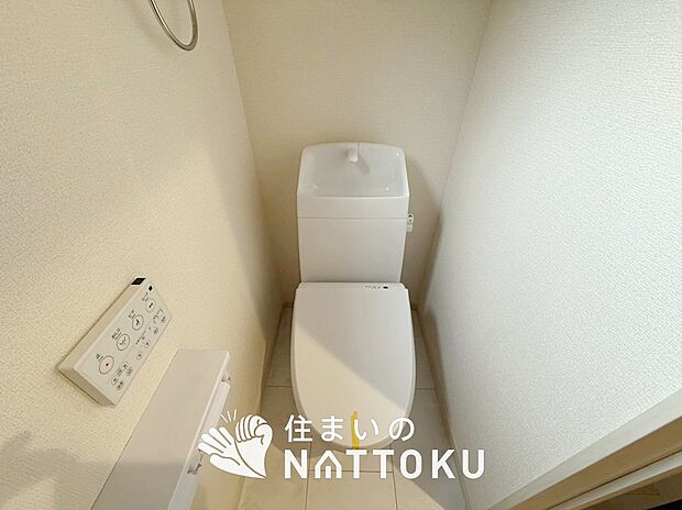 【トイレ	 】汚れてもサッとひと拭きでお手入れ簡単、エコ仕様の温水洗浄便座付きのトイレです。
バリアフリーにも配慮しています。
