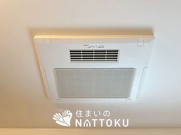 【浴室暖房換気乾燥機】寒い冬場はあたたかく、暑い夏場は扇風機のような心地よさです。
雨の日は、浴室が衣類乾燥スペースになります。
