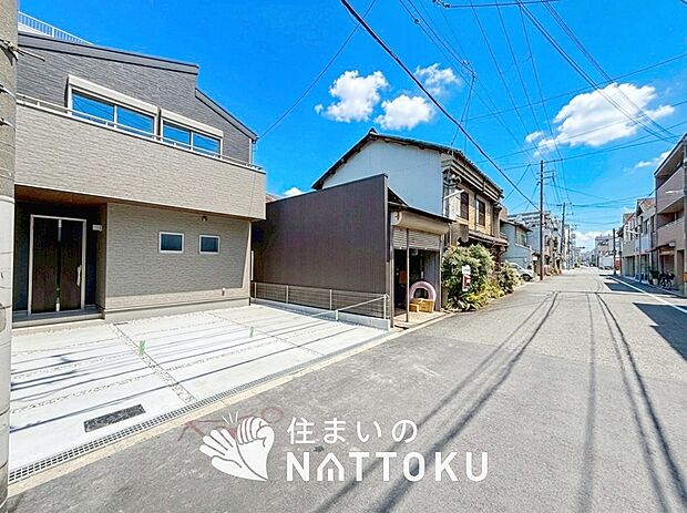 【現地写真（前道含む外観）】お引渡し後も無償の定期点検を行っており、暮らしの安心をお届けしています。