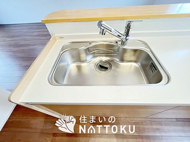 【浄水器内臓ハンドシャワー付シンク】広々とした凸型シンクに洗剤ポケットを標準装備。すっきり収納できます。
また、蛇口の先端に浄水器を内蔵しているため場所をとりません。
