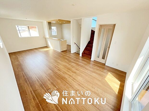 【現地写真（リビング）】フローリング材には、木目、色調など木材特有の風合いがあり、ナチュラルな美しさになっています。