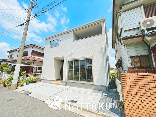 【現地写真（外観）】軽くて火災に強い屋根材を採用し、地震時の建物への負担や揺れを軽減しています。