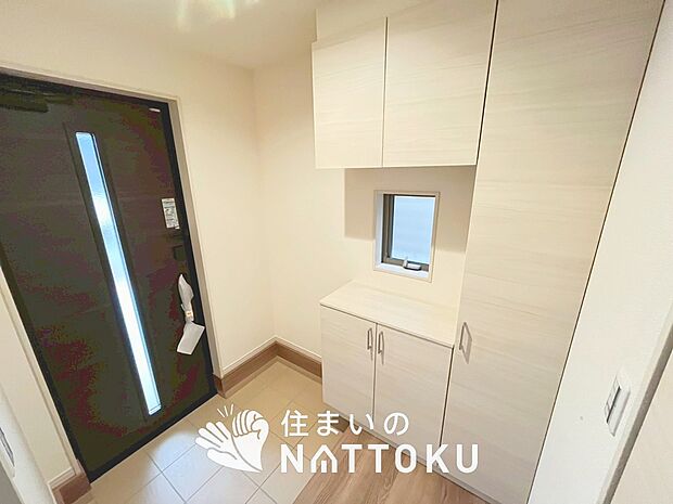 【現地写真（玄関）】玄関には、大型のシューズ収納を設置しています。