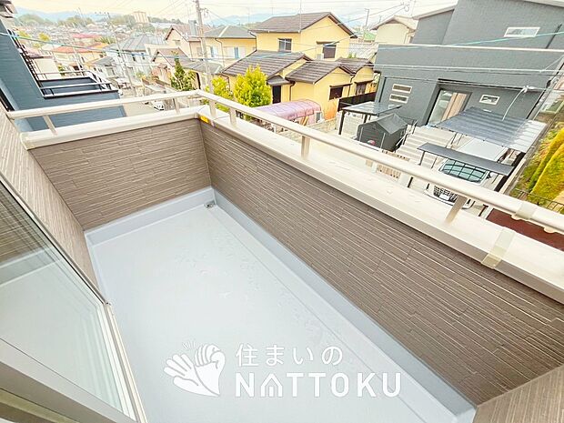 【バルコニー】奥行きが広く、洗濯物をゆったりと干せる十分な広さで、家族の洗濯も捗ります。