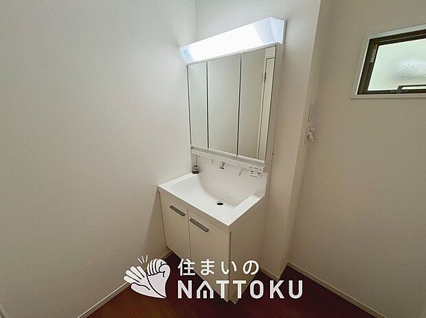 【洗面台・洗面所】鏡の両サイドは、必要なものを取出しやすく、大きな鏡面で朝の準備も快適。
使いやすいリフトアップ機能付きのシングルレバーシャワー水栓付です。