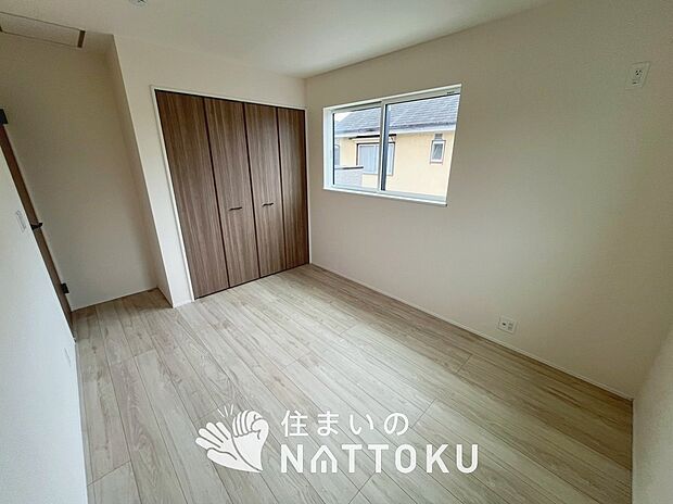 【現地写真（洋室）】木目の美しさを際立たせるシンプルデザインの建具を使用しています。