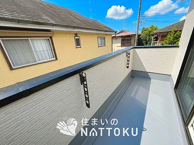 【バルコニー】奥行きが広く、洗濯物をゆったりと干せる十分な広さで、家族の洗濯も捗ります。