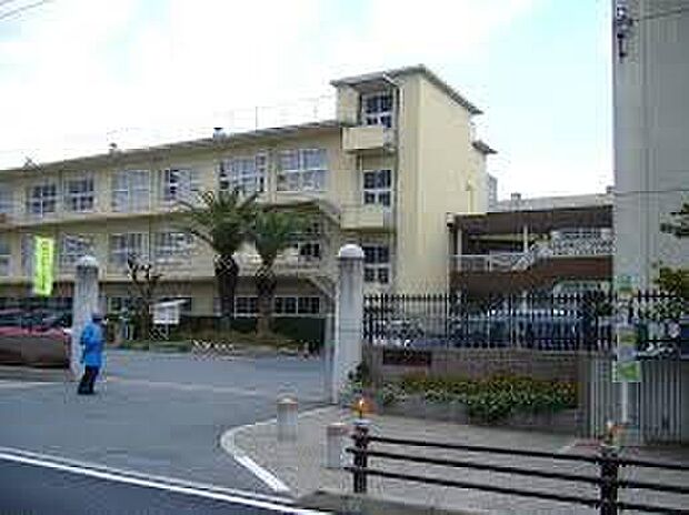 木津川市立木津小学校（約1,800m）