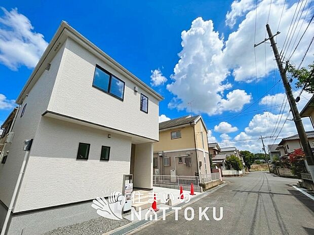 【現地写真（前道含む外観）】断熱性、気密性を高める工夫で一年中ずっと心地よく暮らせる、高気密・高断熱です。