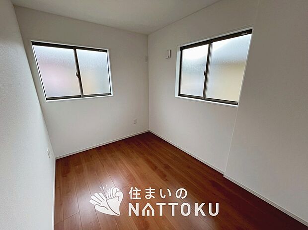 【現地写真（寝室）】木目の美しさを際立たせるシンプルデザインの建具を使用しています。