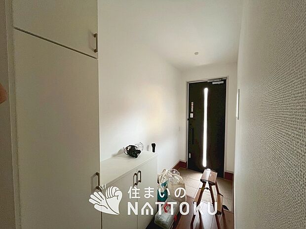 【現地写真（玄関）】玄関には、大型のシューズ収納を設置しています。