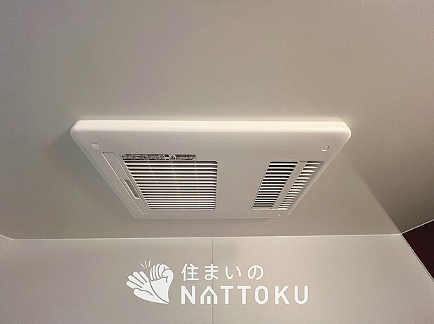 【浴室暖房換気乾燥機】入浴後の水滴や湿気を排出し、カビの発生や臭いを抑制します。
雨の日の洗濯物にも効果的です。
