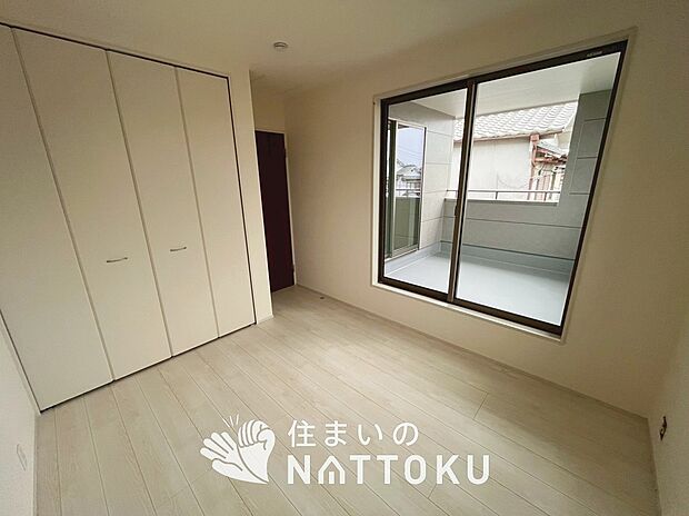 【現地写真（寝室）】木目の美しさを際立たせるシンプルデザインの建具を使用しています。