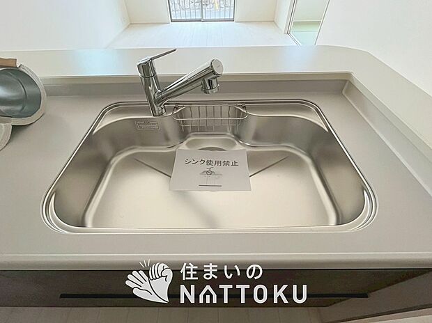 【浄水器内臓型ハンドシャワー付シンク】傷や汚れが付きにくい静音仕様の全面エンボス加工シンク。
また、蛇口の先端に浄水器を内蔵。浄水シャワーが使える毎分4リットルのたっぷり浄水。
