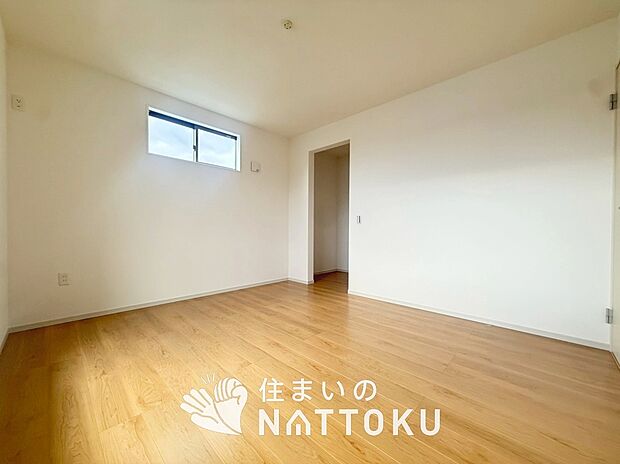 【現地写真（洋室）】木目の美しさを際立たせるシンプルデザインの建具を使用しています。