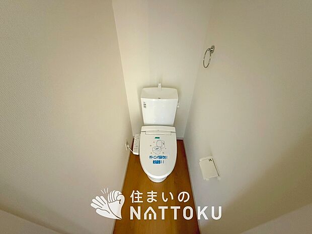 【トイレ】汚れてもサッとひと拭きでお手入れ簡単、エコ仕様の温水洗浄便座付きのトイレです。
バリアフリーにも配慮しています。
