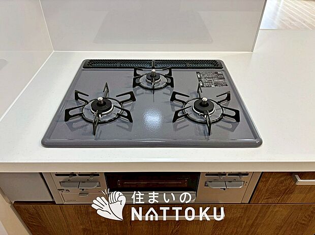 【ビルトインコンロ	 】フラットな構造で清掃性が高く、過熱防止センサー付３口タイプで日頃の家事も快適です。